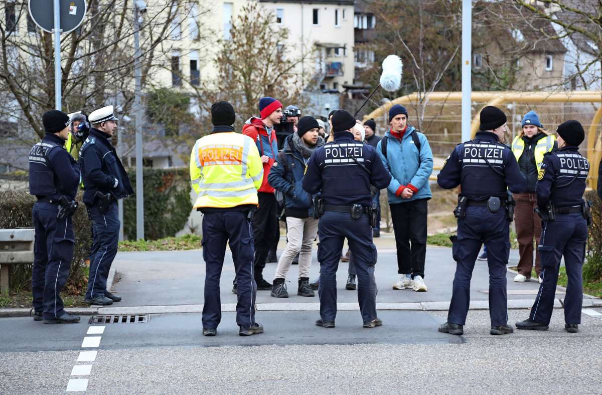 Die Polizei stellt sich den Aktivisten in Ludwigsburg in den Weg. Foto: Ralf Poller/avanti