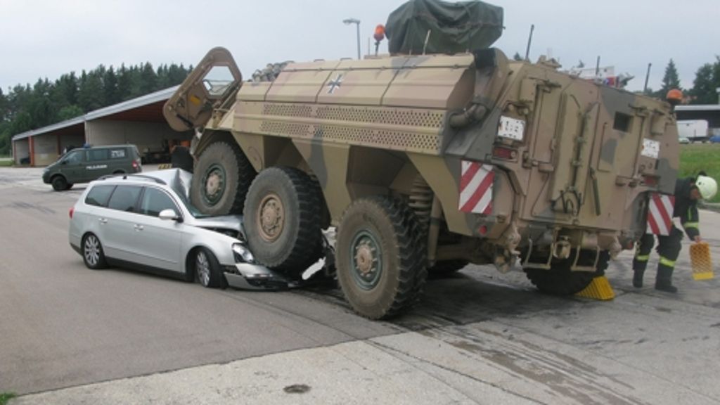 Bei Probefahrt übersehen: Panzerfahrer walzt Auto nieder