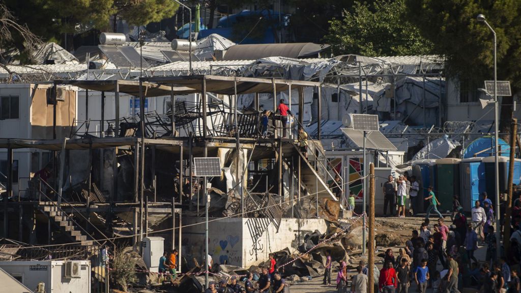  Die humanitäre Krise auf der griechischen Insel Lesbos hat ein neues Ausmaß angenommen. Nachdem Helfer seit Monaten die überfüllten Lager kritisieren, kam es nun zu Ausschreitungen unter den Bewohnern mit einer toten Frau. 