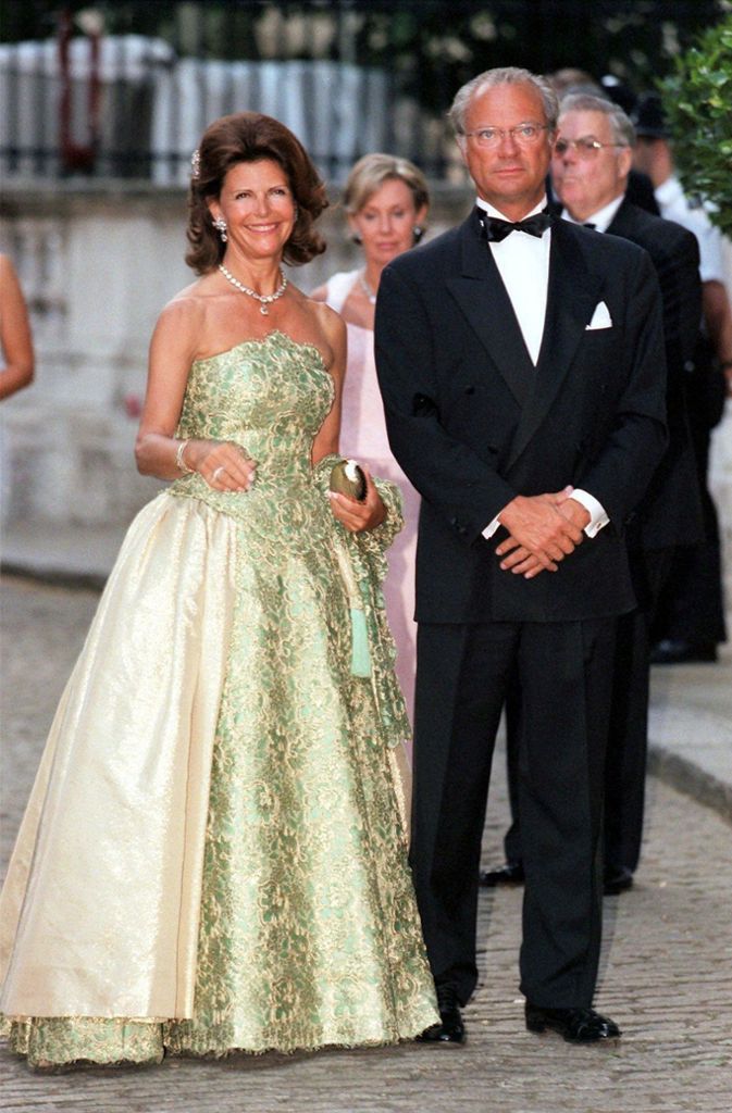 1999: König Carl Gustaf und Königin Silvia bei einer Adelshochzeit in London.