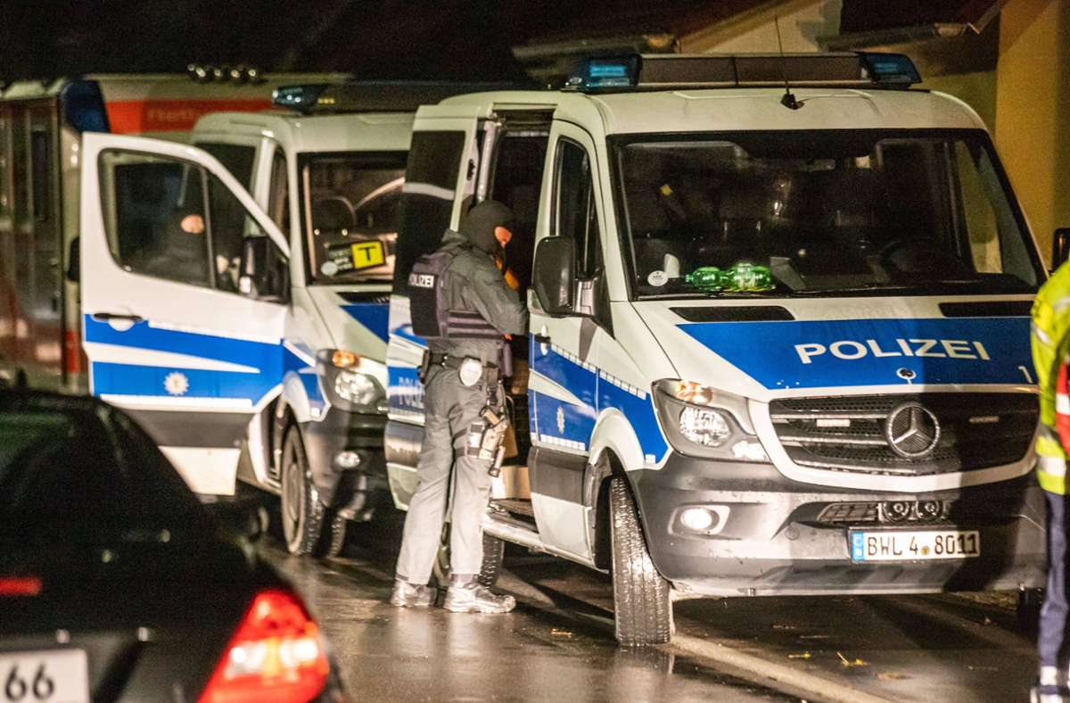 Insgesamt 400 Polizisten haben 17 Wohnungen und ein Waldstück durchsucht. Foto: 7aktuell.de/Simon Adomat