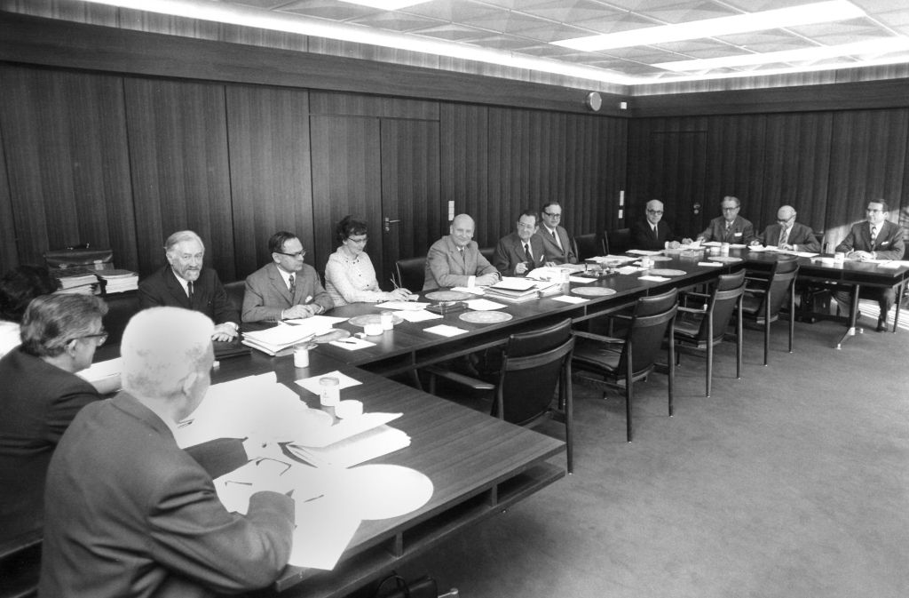 Sitzung des Verwaltungsrats im Jahr 1972. Die bisherige Landeseinrichtung war privatisiert und in eine Stiftung überführt worden.