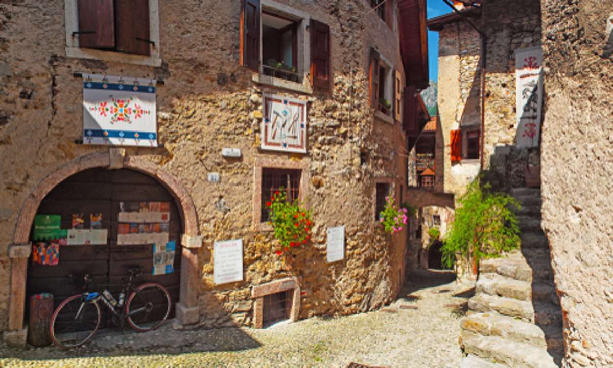 Einfach malerisch: das Dorf Canale di Tenno mit seinen engen Kopfsteingassen.