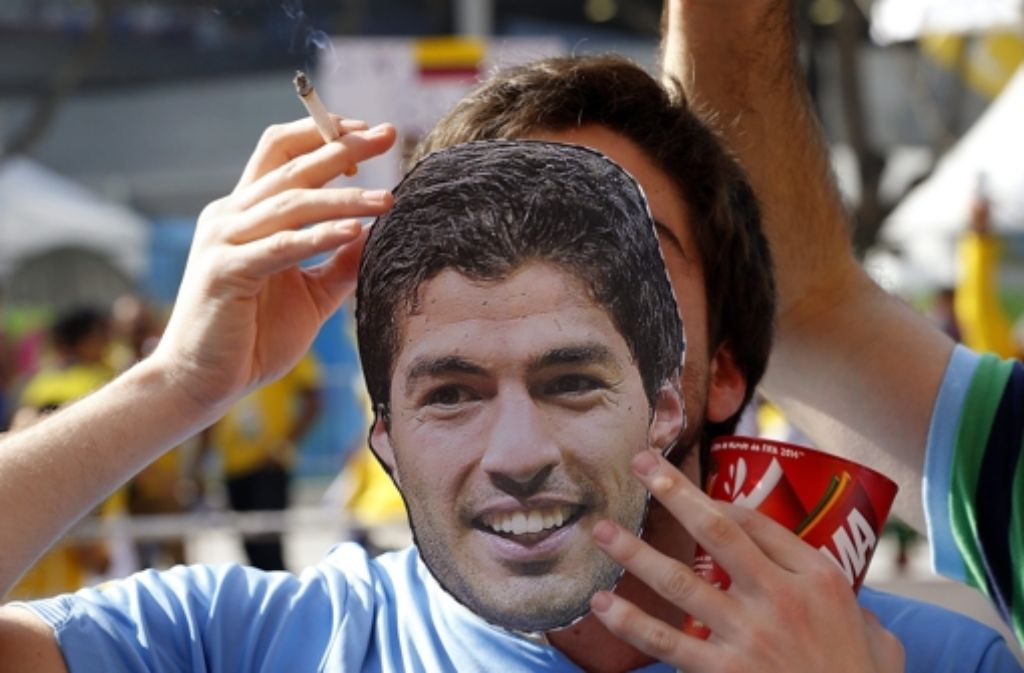 Ein Fan der Mannschaft aus Uruguay trägt das Gesicht vin Luis Suarez.