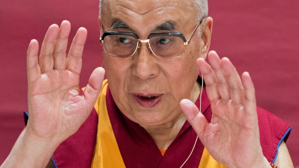 Nach der Aufnahme von mehr als einer Million Flüchtlinge in Deutschland sieht der Dalai Lama eine Grenze erreicht. Deutschland könne kein arabisches Land werden. 