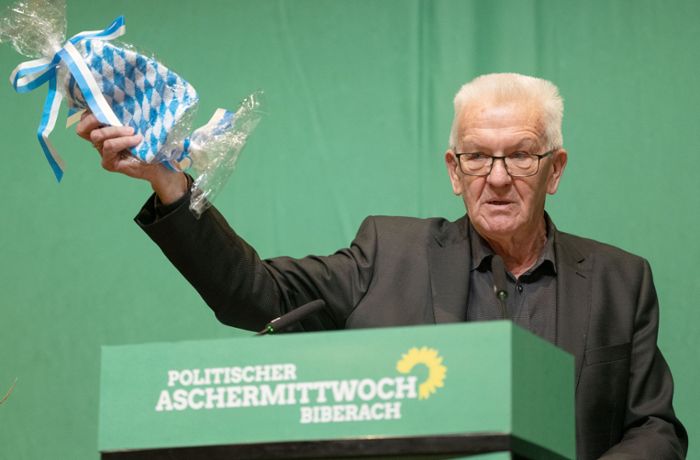 Waschlappen von Söder  – Kretschmann präsentiert Geschenk