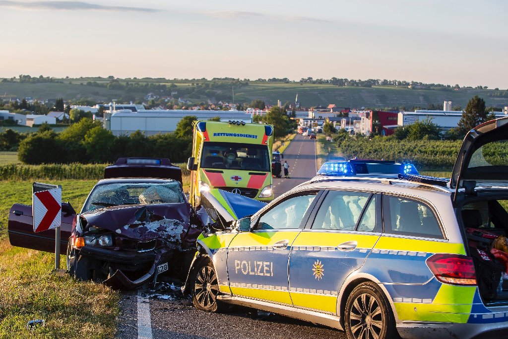 Bei Kirchheim kam es im Kreis Ludwigsburg zu einem schweren Unfall mit einem Streifenwagen.