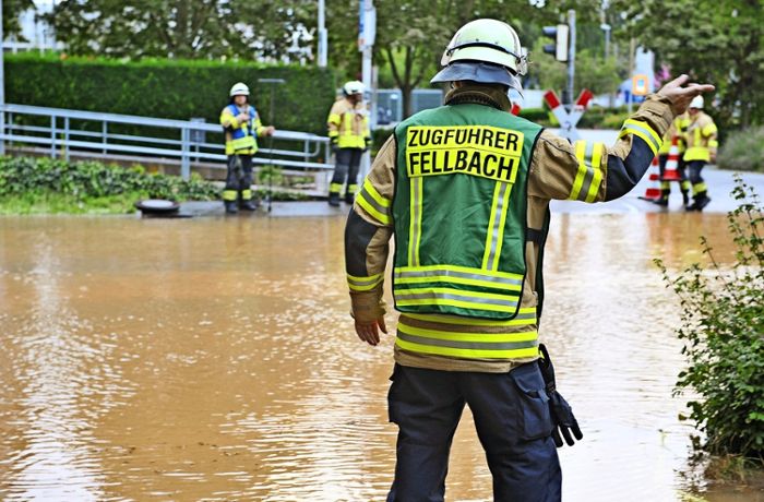 Wasserrohrbruch in Fellbach: Die Esslinger Straße wird zur Seenlandschaft