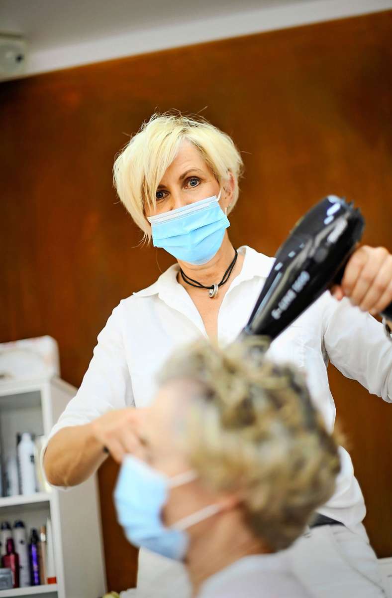 Die Maske ist eine Tortur, aber Friseurin Ingrid Engelhardt jammert nicht.