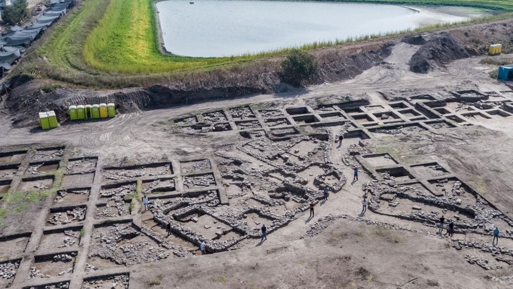  Forscher haben im Norden Israels eine über 5000 Jahre alte Metropole freigelegt. Die Stätte En Esur in der Nähe der heutigen Stadt Chadera sei das bislang größte urbane Zentrum aus der Bronzezeit in der Region, erklärte die israelische Altertumsbehörde. 