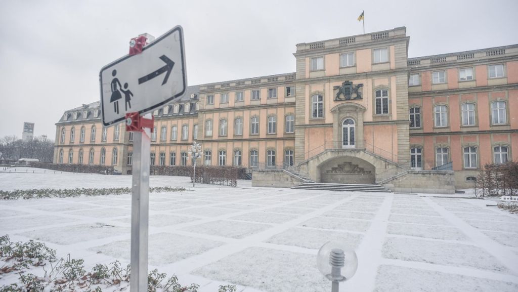 Stuttgart: Kretschmann schließt das Neue Schloss auf
