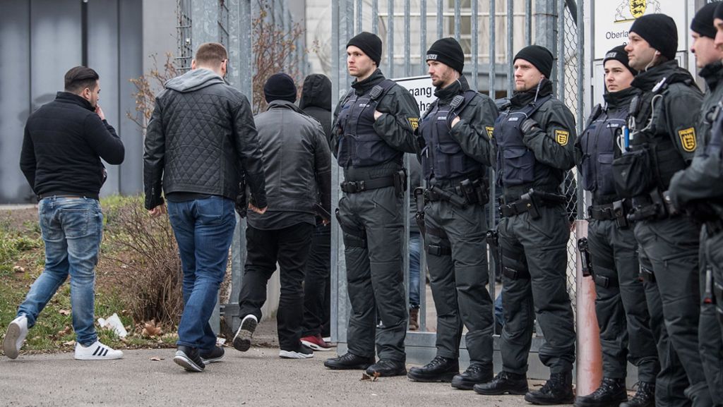  Straßenkontrollen, Polizeihubschrauber, jede Menge Polizei: Beim Prozessauftakt gegen die rockerähnliche Gruppierung „Osmanen Germania“ in Stuttgart-Stammheim geht die Staatsanwaltschaft von einer Bedrohungslage aus. 