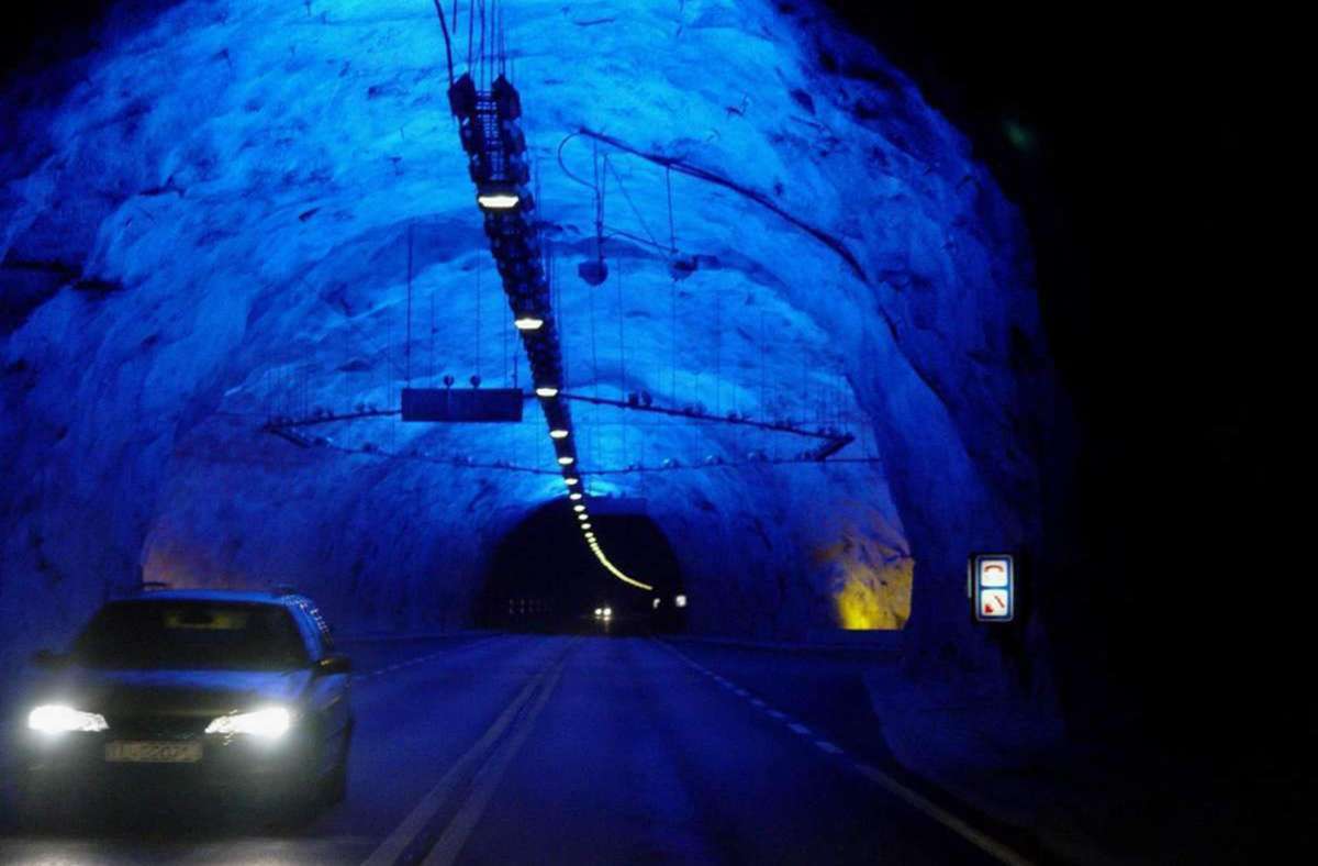 Der längste Autobahntunnel der Welt: Der Lærdalstunnel in Norwegen ist 24,51 Kilometer lang. Er feiert im November 20-jähriges Bestehen. Der Tunnel verkürzt die Autobahnfahrt zwischen Oslo und Bergen. Er wurde extra kurvig angelegt, damit die Autofahrer nicht ermüden. Alle paar Kilometer gibt es bunt beleuchtete Galerien zur Abwechslung.