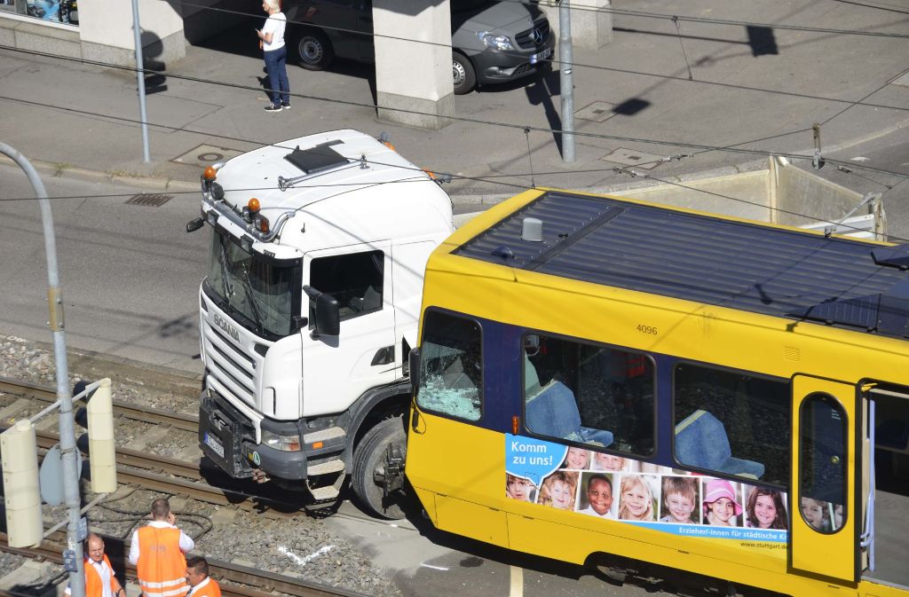 Gegen 9.15 Uhr ist zwischen den Haltestellen Mineralbäder und Metzstraße in Stuttgart-Ost ein Lkw in eine Stadtbahn gekracht.