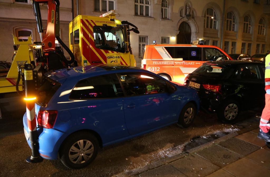 Eine Seitenstütze des Abschleppwagens hatte die Autos in der Stuttgarter Innenstadt aufeinander geschoben.