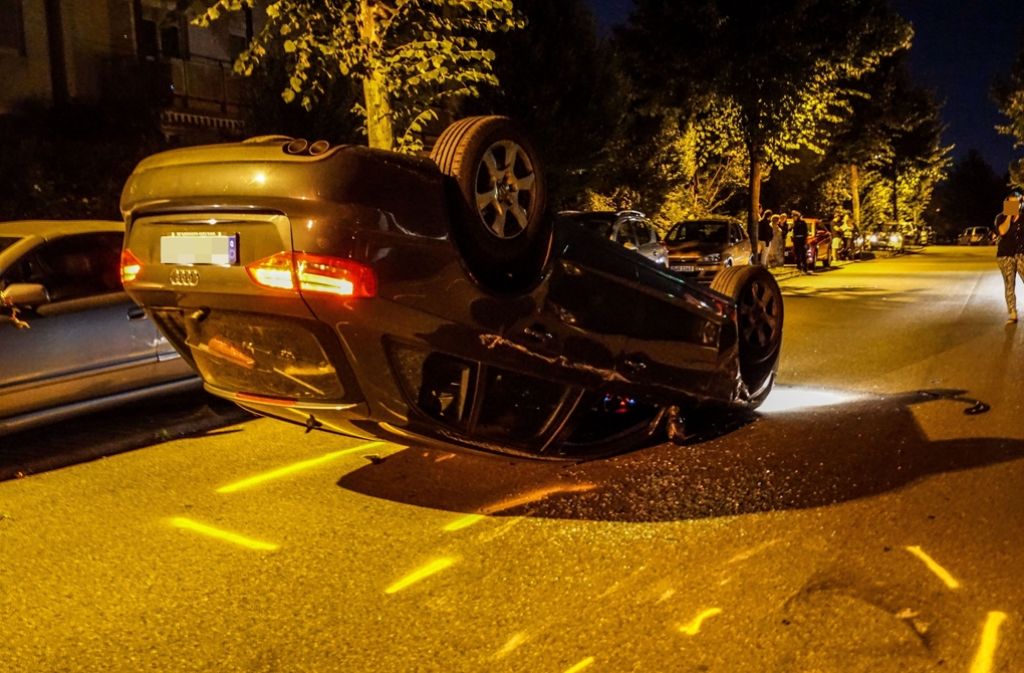 Mit einem Audi A4 rammt ein 16-jähriger Fahrer in Bad Cannstatt ein parkendes Auto.