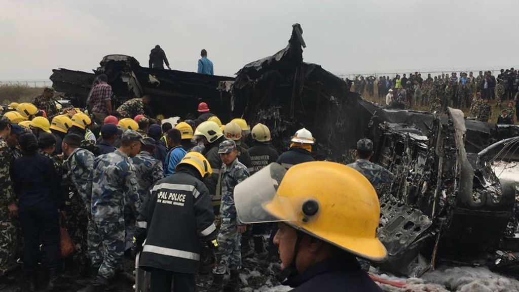  Am Flughafen von Kathmandu in Nepal ist ein Flugzeug abgestürzt. Bei dem Unglück gab es mehrere Verletzte und mindestens 40 Tote. 