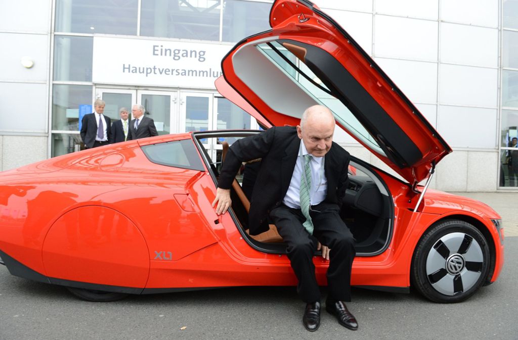 Ferdinand Piëch kommt zu einer Hauptversammlung der Volkswagen AG mit einem VW Ein-Liter-Auto XL1. Das Model kam nie über eine Kleinserienfertigung von 200 Stück hinaus, steht aber für Piëchs visionäres Denken in der Automobilbranche.
