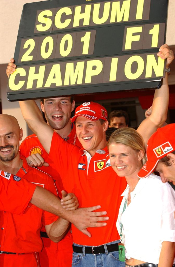 Michael Schumacher, geboren am 3. Januar 1969 im nordrhein-westfälischen Hürth, ist der erfolgreichste Pilot der Formel-1-Geschichte. Schumacher startete von 1991 bis 2006 (davon zehn Jahre für Ferrari) sowie von 2010 bis 2012 (Mercedes) bei insgesamt 307 Großen Preisen der Formel 1 und hält folgende Rekorde: 7 Weltmeistertitel, 91 Siege, 155 Podestplatzierungen und 77 schnellste Rennrunden. 2002 wurde er als Weltsportler des Jahres geehrt. Ein Jahr nach seinem Karriereende zog sich Schumacher bei einem Skiunfall schwere Kopfverletzungen zu. Seit September 2014 setzt er die Rehabilitation zu Hause fort, offizielle Aussagen zu seinem Gesundheitszustand gibt es seither nicht mehr.