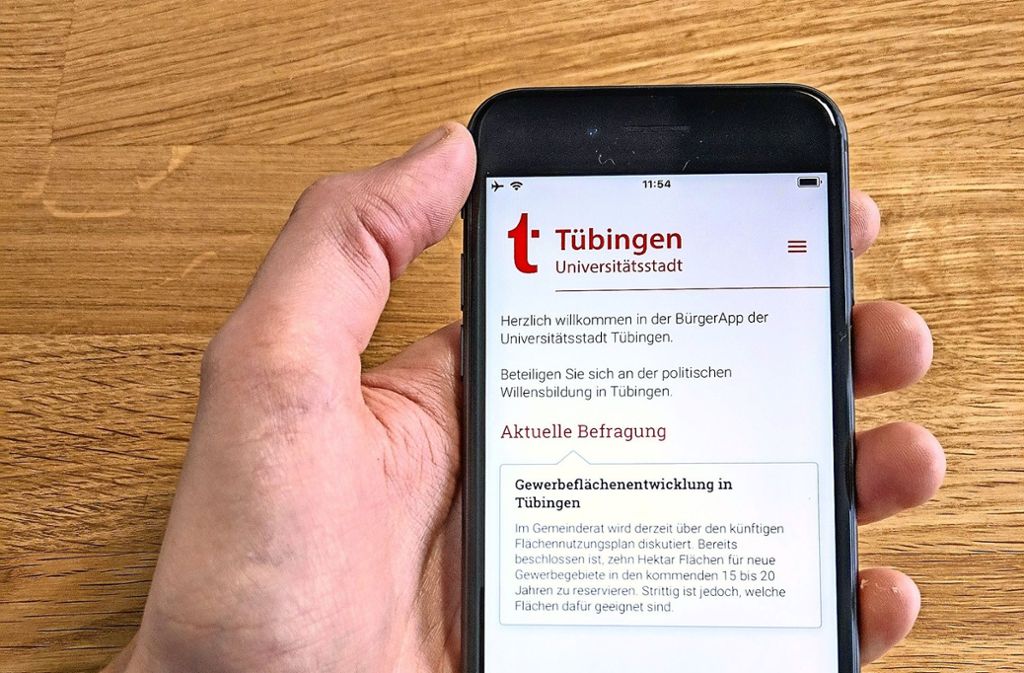 So sieht die App für Tübingerinnen und Tübinger aus – die  Frage zur Gewerbeflächententwicklung  ist allerdings fiktiv. Foto:aaronprojects GmbH Foto:  