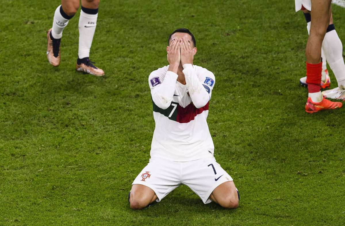 Auch das WM-Aus für Portugal und Superstar Cristiano Ronaldo im Viertelfinale gegen Marokko (1:0) kommentierte Réthy. Er sagte etwa: „Wir haben Tränen in Ronaldos Augen gesehen. So ein Ende hat man ihm nicht gegönnt: Schluss bei Manchester United, Ersatzspieler in der Nationalmannschaft, in seinem Portugal. Ein trauriges Ende eines großen Champions.“