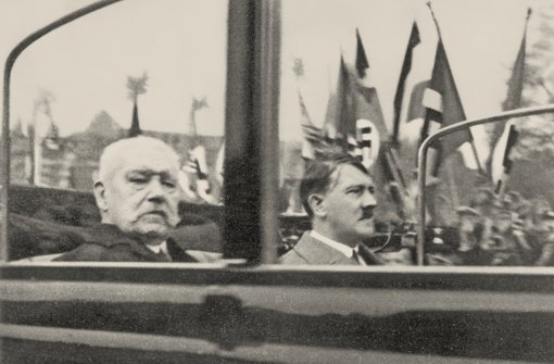 Eine folgenreiche Beziehung:  Paul von Hindenburg und Adolf Hitler auf dem Weg zur  Kundgebung am 1. Mai 1933 in Berlin . Im Januar hatte  Hindenburg in seiner Funktion als Reichspräsident Hitler zum Reichskanzler ernannt. Foto: AKG