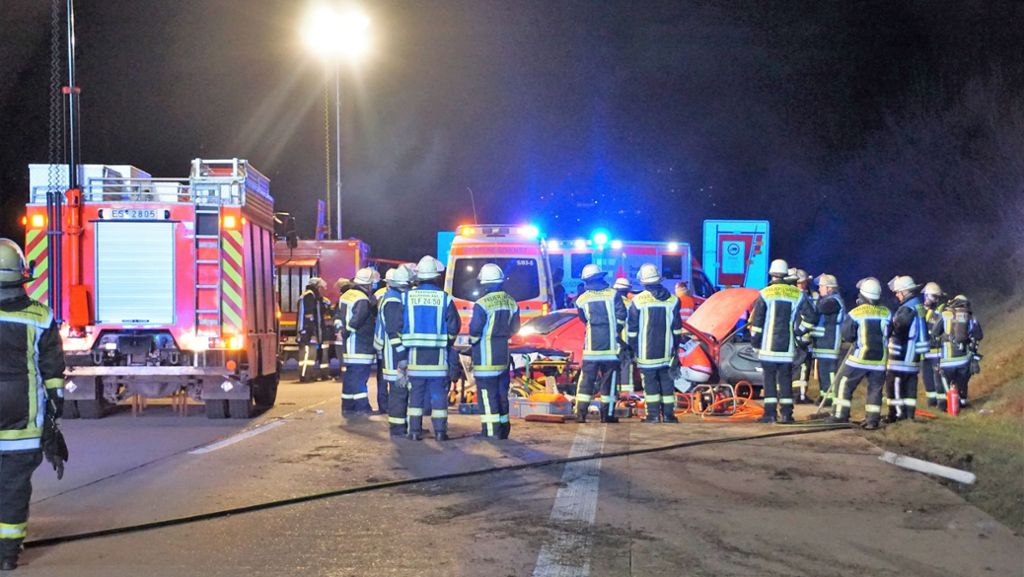 BAB A8 Wendlingen: Auto schleudert gegen Leitplanke – 20-Jährige schwer verletzt