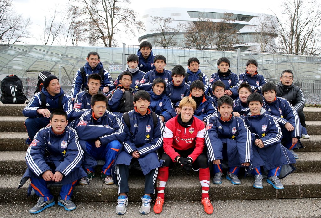 Gotoku Sakai mit dem U18-Team des japanischen Clubs Albirex Niigata.