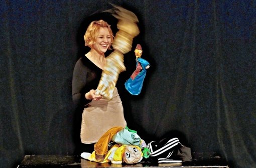 Wiebke Schulz lässt bei „Romeo und Julia“ die Puppen fliegen. Foto: Festival