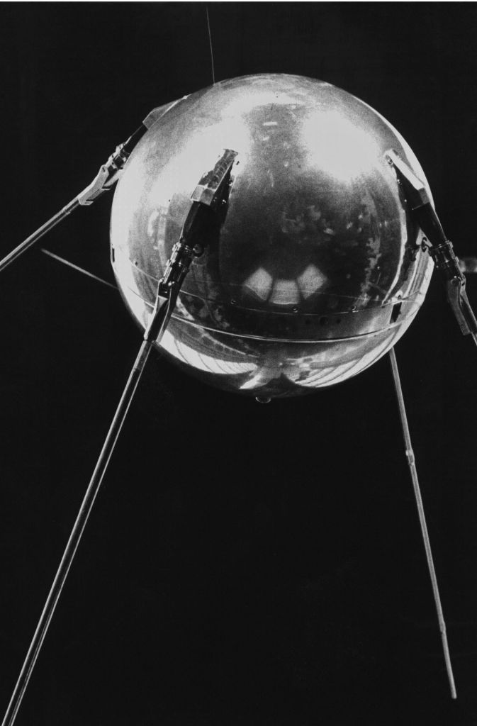 4, Oktober 1957: Sputnik 1, der erste von drei künstlichen sowjetischen Satelliten mit Namen Sputnik. Die 83,6 Kilogramm schwere Aluminiumkugel verglüht nach 92 Tagen im All in der Atmosphäre.