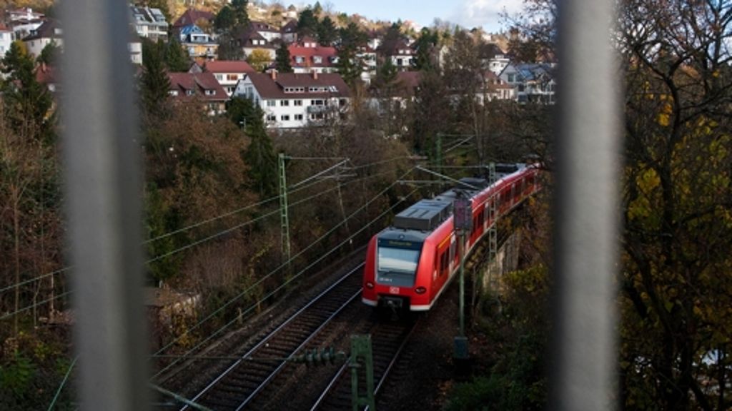  Die SPD-Fraktion im Stuttgarter Gemeinderat schlägt vor, auf die unterirdische Gäubahneinschleifung auf den Fildern zu verzichten. Sie will prüfen lassen, wie viel Geld bei einem Verzicht auf die Anbindung am Flughafen bei Stuttgart 21 eingespart werden könnte. 