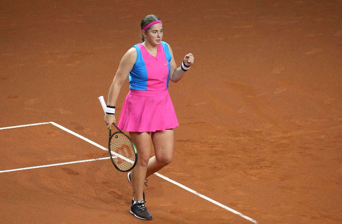 Jelena Ostapenko ist Top-Kandidatin für das schrillste Outfit. In Stuttgart trat sie zu ihrer Erstrunden-Partie in einem blau-pinken Kleid an. Sie hat es selbst entworfen. Begründung: „Ich will tragen, was ich will.“