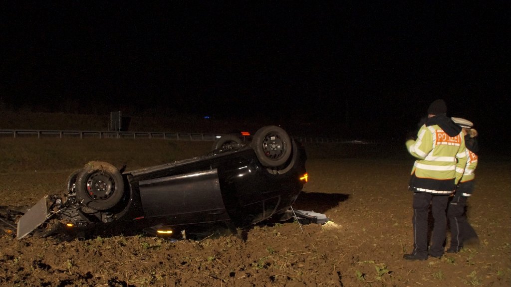 Schwerer Unfall bei Rutesheim: 19-jähriger Fahrer überschlägt sich