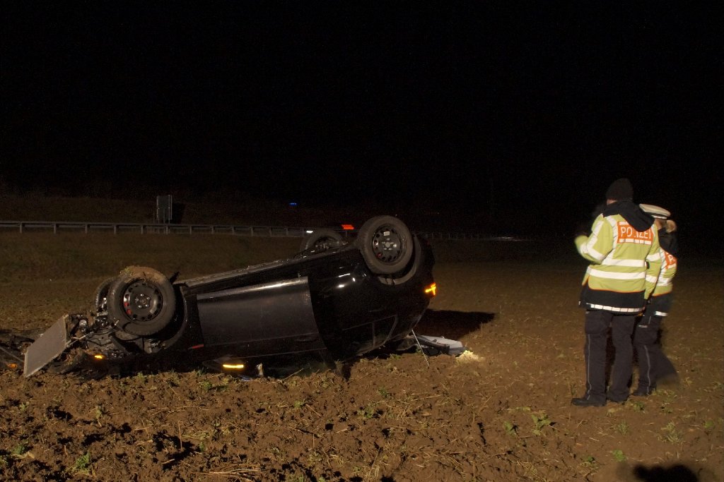 Weil er zu schnell gefahren ist, hat ein 19-jähriger Fahrer am Freitagabend einen schweren Unfall bei Rutesheim verursacht.