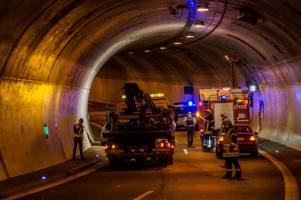 Am Sonntagnachmittag hat sich auf der Bundesstraße 14 im Leutenbach-Tunnel ein schwerer Unfall zugetragen.