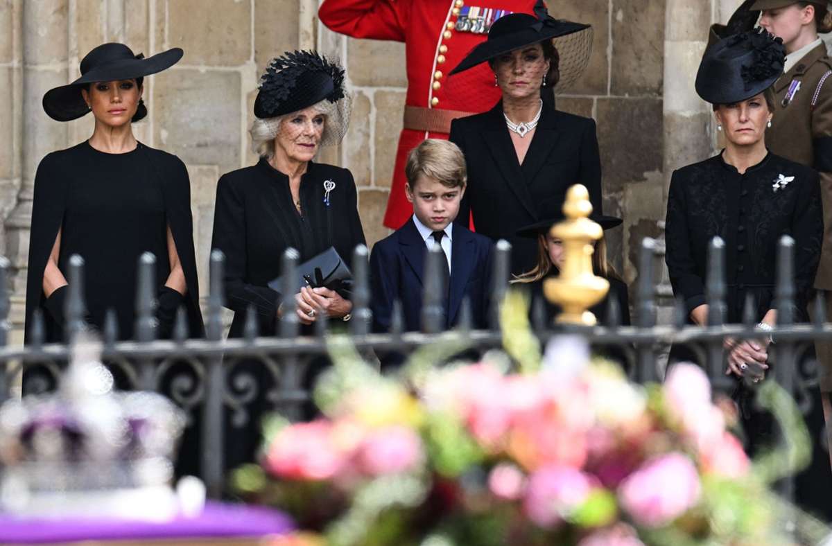 Vereint in Trauer: Herzogin Meghan, Königin Camilla, Prinz George, Prinzessin Kate und Gräfin Sophie (von links). Foto: AFP/OLI SCARFF