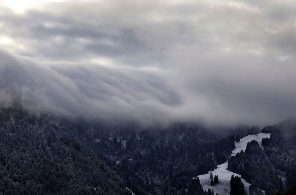 In Balderschwang sorgten Nebel und Schnee für ein jahreszeitenuntypisches Bild.