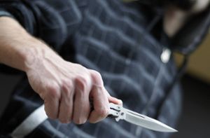 Trio bedroht 18-Jährigen mit Messer und flüchtet