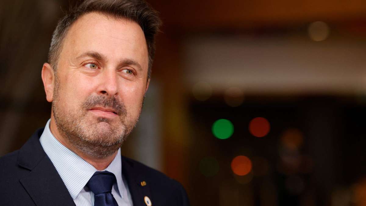  Xavier Bettel, der Premierminister Luxemburgs, ist positiv auf das Coronavirus getestet worden. Zuvor hatte er beim EU-Gipfel viel Kontakt mit anderen europäischen Staats- und Regierungschefs gehabt, auch mit Bundeskanzlerin Angela Merkel. 