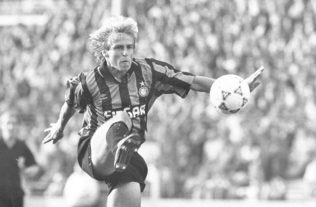 1989 begannen die Auslandsjahre des Stürmers. Er unterschrieb bei Inter Mailand (Bild) einen Dreijahresvertrag. An der Seite seiner Nationalmannschafts-Kollegen Lothar Matthäus und Andreas Brehme gewann Klinsmann mit dem italienischen Spitzenclub 1991 den Uefa-Cup.