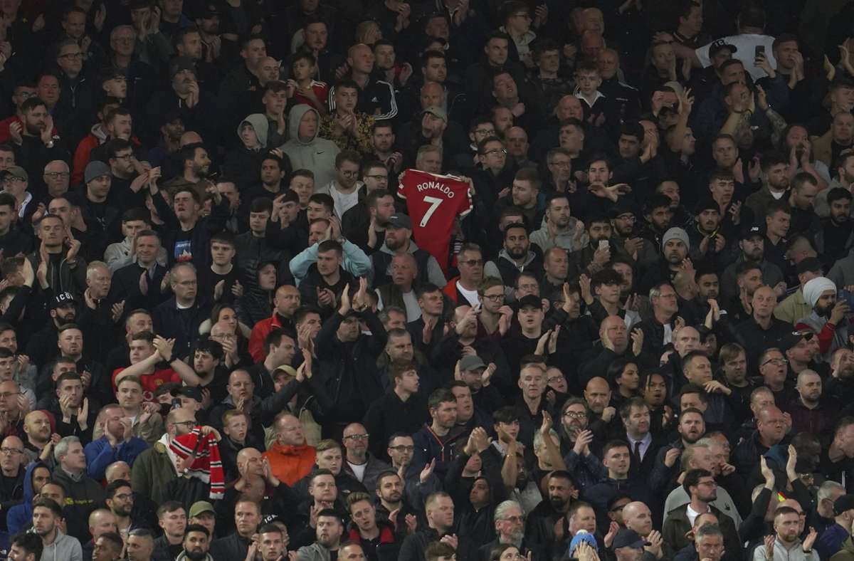 Liverpooler Fans applaudierten in der siebten Spielminute zur Unterstützung von Manchester Uniteds Cristiano Ronaldo und dessen Partnerin Georgina Rodriguez nach deren schwerem Schicksalsschlag. Foto: dpa/Jon Super