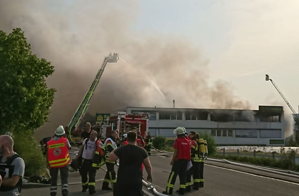 Beim Brand des Außenlagers einer Baustofffirma beim Herrenberger Bahnhof haben Zeugen von Explosionen berichtet.