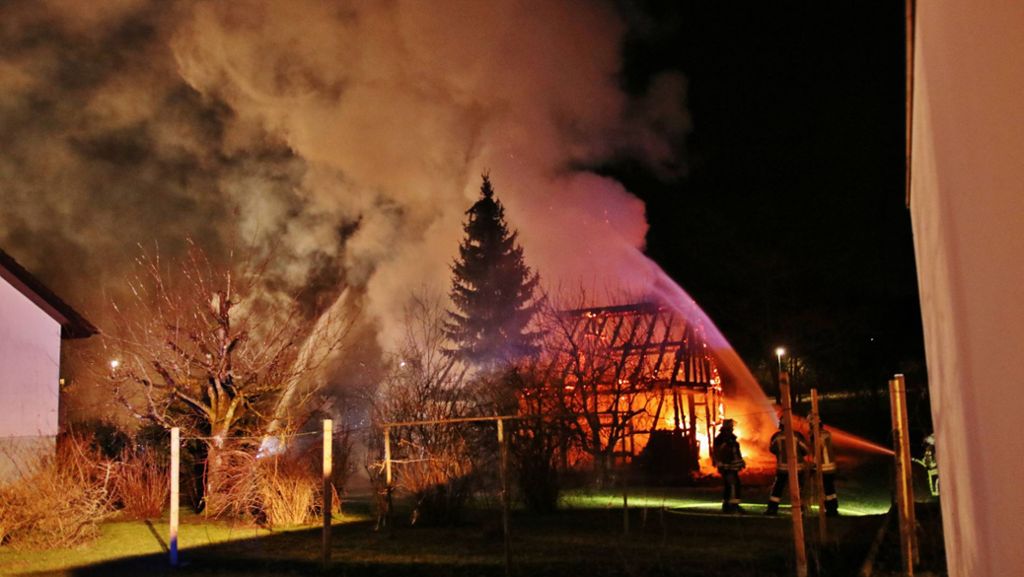 Brand in Cottenweiler: Feuer zerstört Holzschuppen samt Landmaschinen komplett