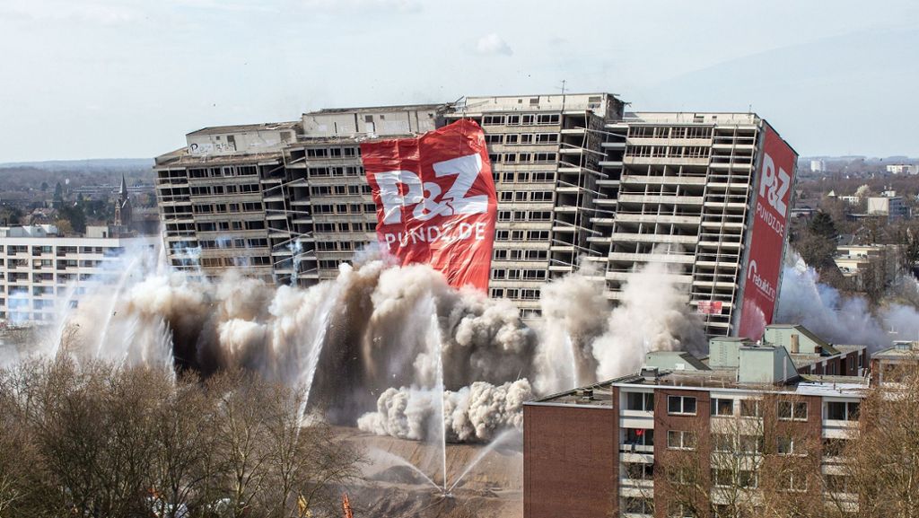 „Weißer Riese“ nur noch Schutt: Wohnblock in Duisburg gesprengt