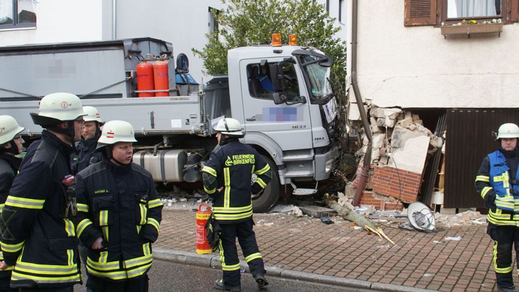  Aus bislang ungeklärter Ursache macht sich ein Lkw in Birkenfeld selbstständig. Nach einer Irrfahrt von mehr als Hundert Metern kracht der Laster schließlich gegen ein Wohnhaus. 