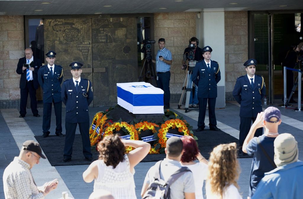 Der Sarg Peres’ steht vor dem israelischen Parlament, der Knesset.
