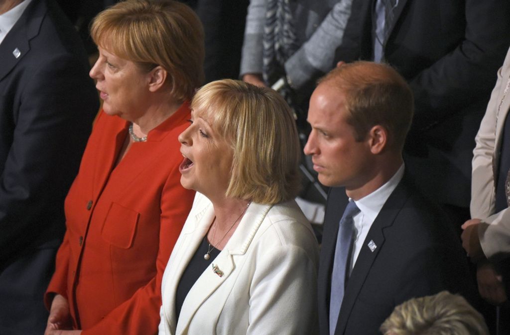 Bundeskanzlerin Angela Merkel und die nordrhein-westfälische Ministerpräsidentin Hannelore Kraft (SPD) singen während des Festakts zum 70. Jahrestag der Gründung Nordrhein-Westfalens in der Tonhalle in Düsseldorf aus voller Kehle die Nationalhymne.