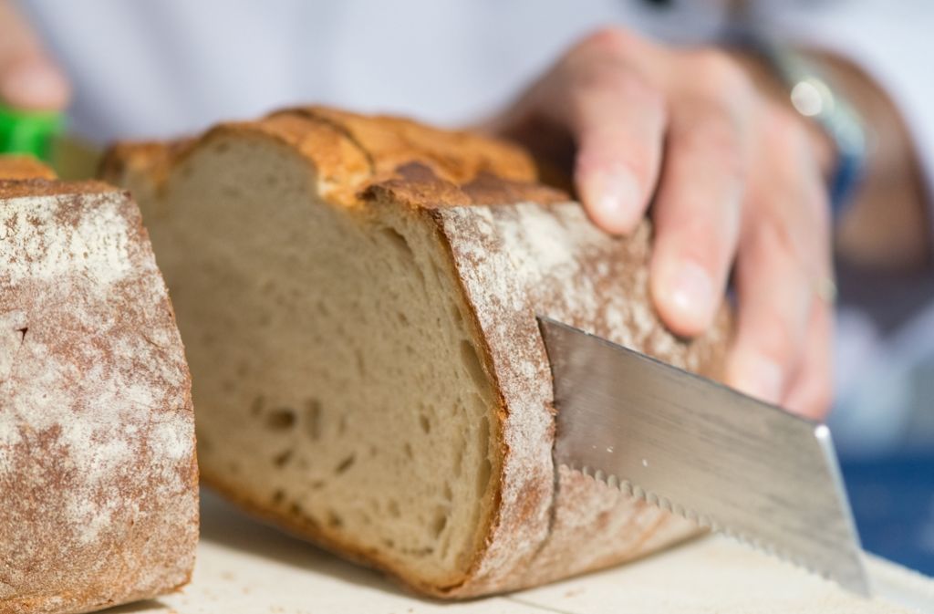 Einen enormen Schub erhielt die Brotproduktion in mittelalterlichen Europa. Mit der Professionalisierung der Handwerksberufe wurde der Bäcker zum wichtigsten aller Berufe. Der Anteil des Brotes an der Ernährung der Bevölkerung betrug zeitweise bis zu 75 Prozent des täglichen Kalorienverbrauchs. Dunkles Brot aus Roggen und Dinkel galt als Brot der Armen, während das nährstoffarme Weißbrot den Reichen vorbehalten war. dpa
