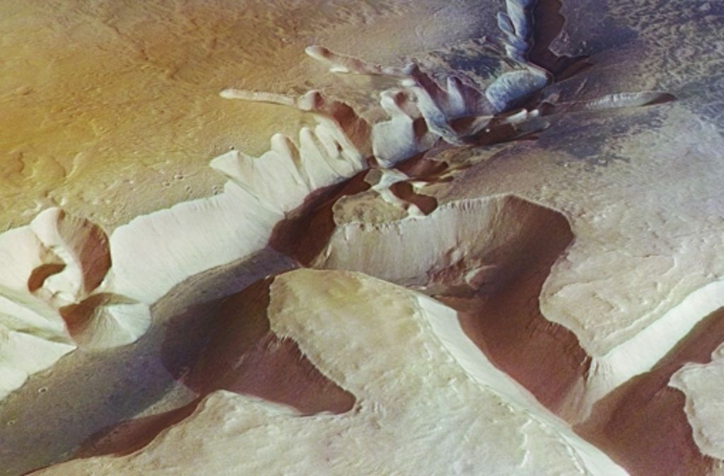 Dieser Canyon ist nach dem japanischen Wort für „Mars“ benannt: Kasei Valles. Vor einigen Milliarden Jahren dürften große Wassermengen hindurchgeflossen sein. Der Canyon ist bis zu 500 Kilometer breit und einige Kilometer tief. Die Höhenunterschiede werden in diesen Bildern stärker dargestellt, als sie erscheinen würden, wenn man sie mit bloßem Auge sähe.