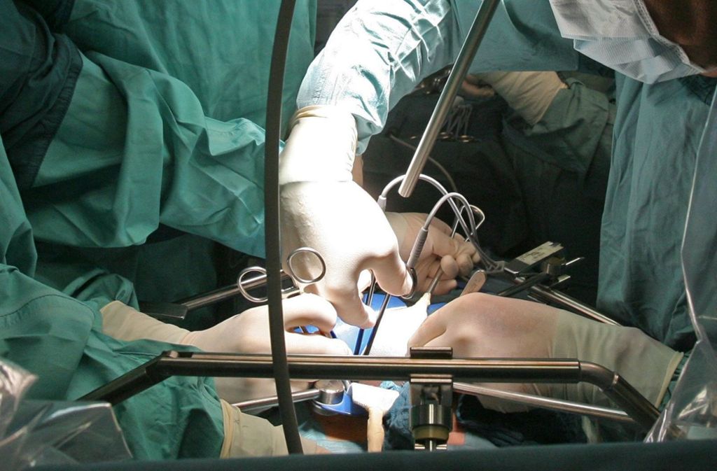 Den Eingriff führte ein Team aus neun Chirurgen und zwei Urologen aus (Symbolbild). Foto: dpa-Zentralbild
